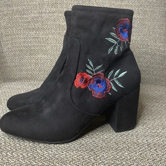 Francesca's Floral Embroidered Black Suede Booties. - Picture 6 of 8